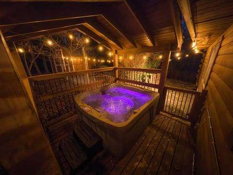 Mountain Log Cabin, Games, HotTub, Outdoor Firepit