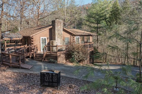 Mountain Log Cabin, Games, HotTub, Outdoor Firepit