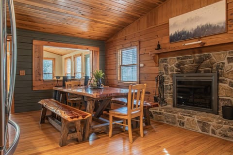 Mountain Log Cabin, Games, HotTub, Outdoor Firepit