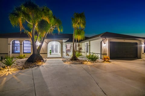 Cape Coral Dream Home – Pool, Games & Mini Golf
