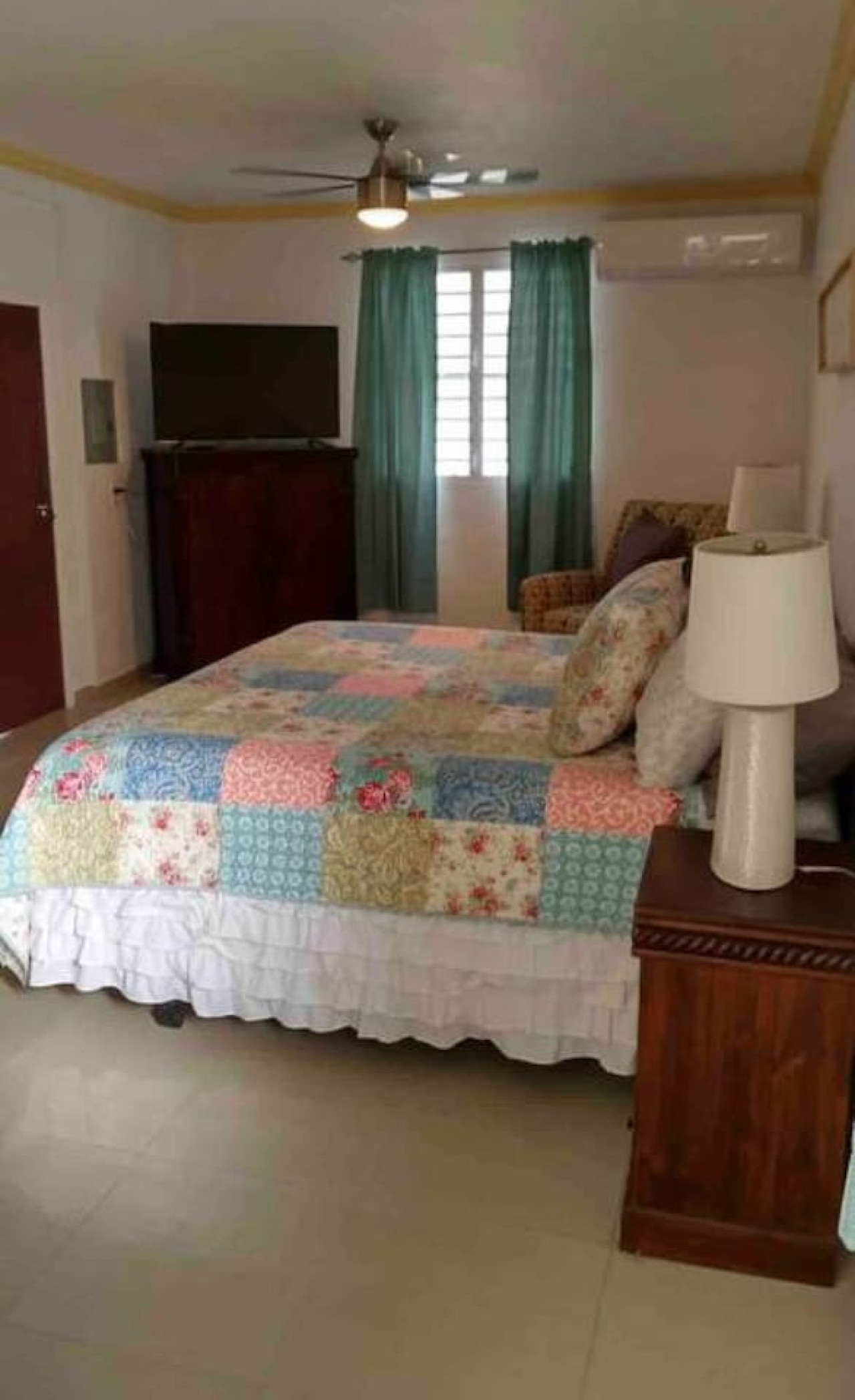 King Size bed Roku TV