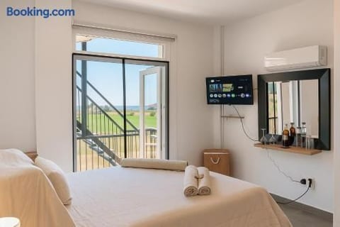 Sea View Oasis: Pool, Beach & Gym