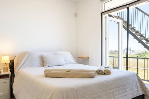 Sea View Oasis: Pool, Beach & Gym