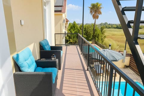 Sea View Oasis: Beach, Pool, Gym