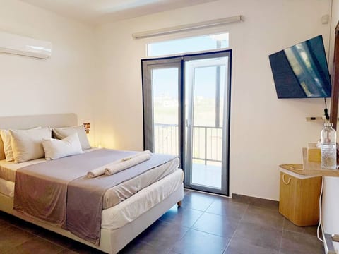 Sea View Oasis: Beach, Pool, Gym