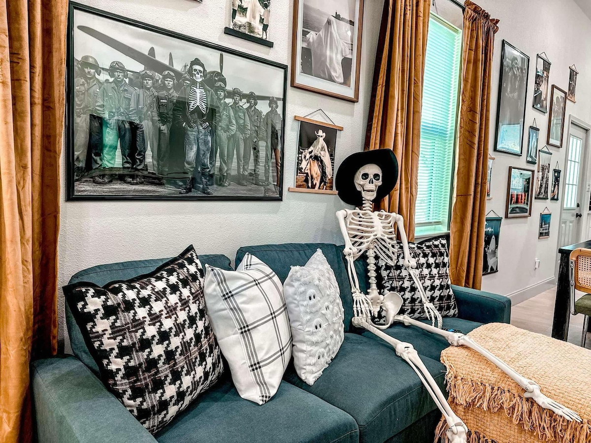 Original Home to Teddy Bonesevelt, Sleeps 6 image 1