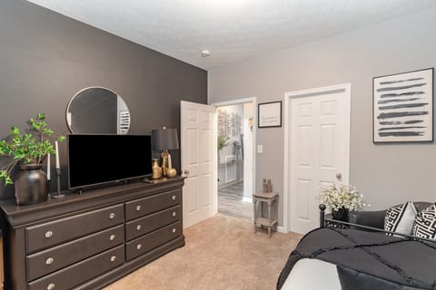 Stylish 2BR Townhome w/ Garage & Patio | Perfect for Stays or Assignments