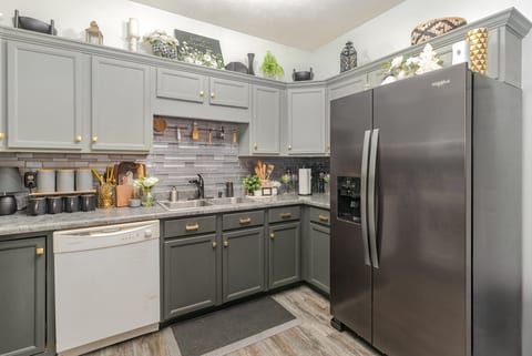 Stylish 2BR Townhome w/ Garage & Patio | Perfect for Stays or Assignments