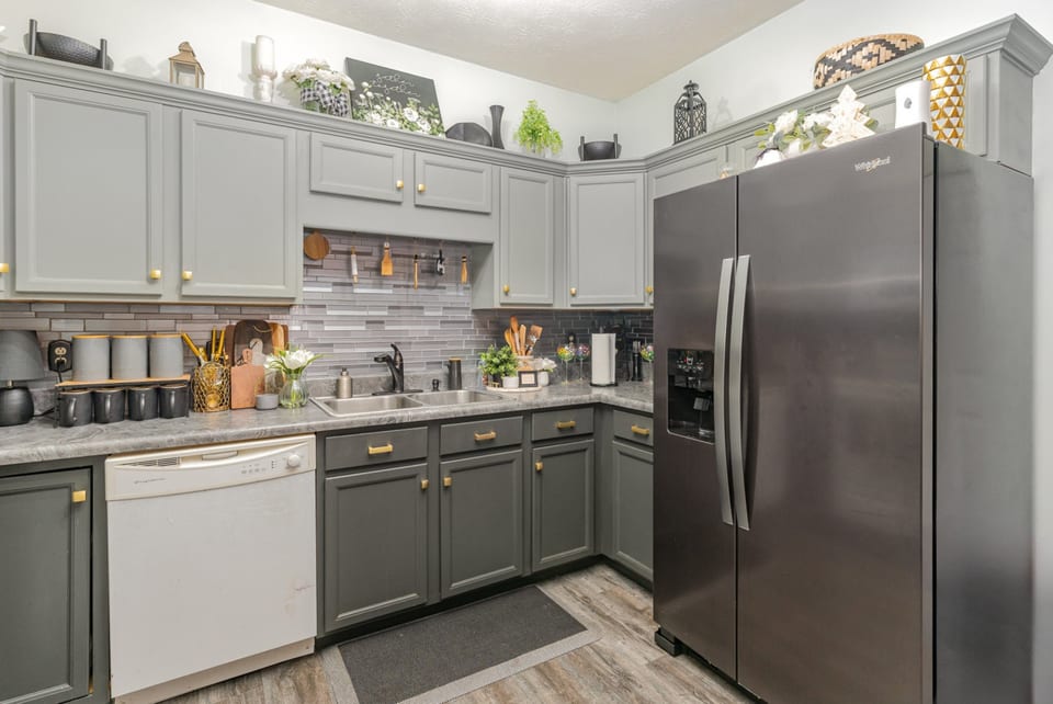 Stylish 2BR Townhome w/ Garage & Patio | Perfect for Stays or Assignments - Clarksville