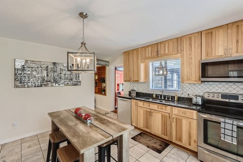 Mid Century Beauty 4 BR - Medical Center image 4