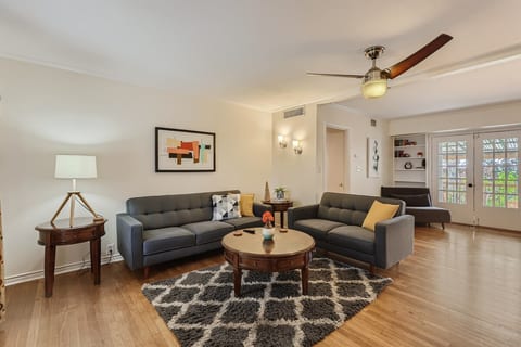 Mid Century Beauty 4 BR - Medical Center image 5