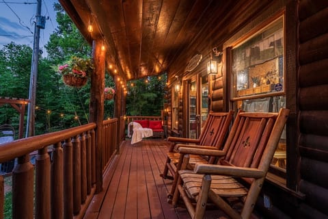 Private Cabin w/Game Room, Hot Tub, 2 King Beds image 1