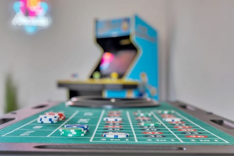 9 min to Strip, pool, casino games and mini golf