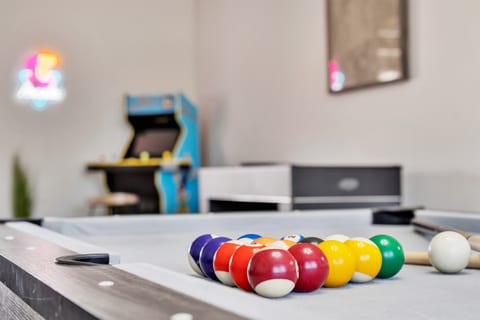 Strip-side Villa: Pool, Mini Golf, Casino games