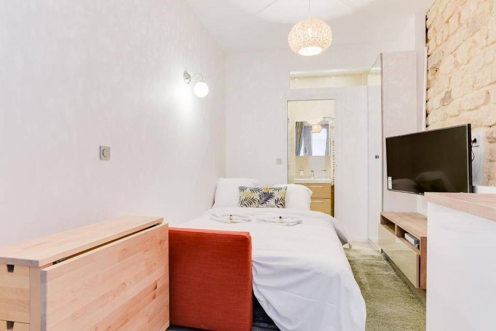 Studio near Le Moulin Rouge and Montmartre