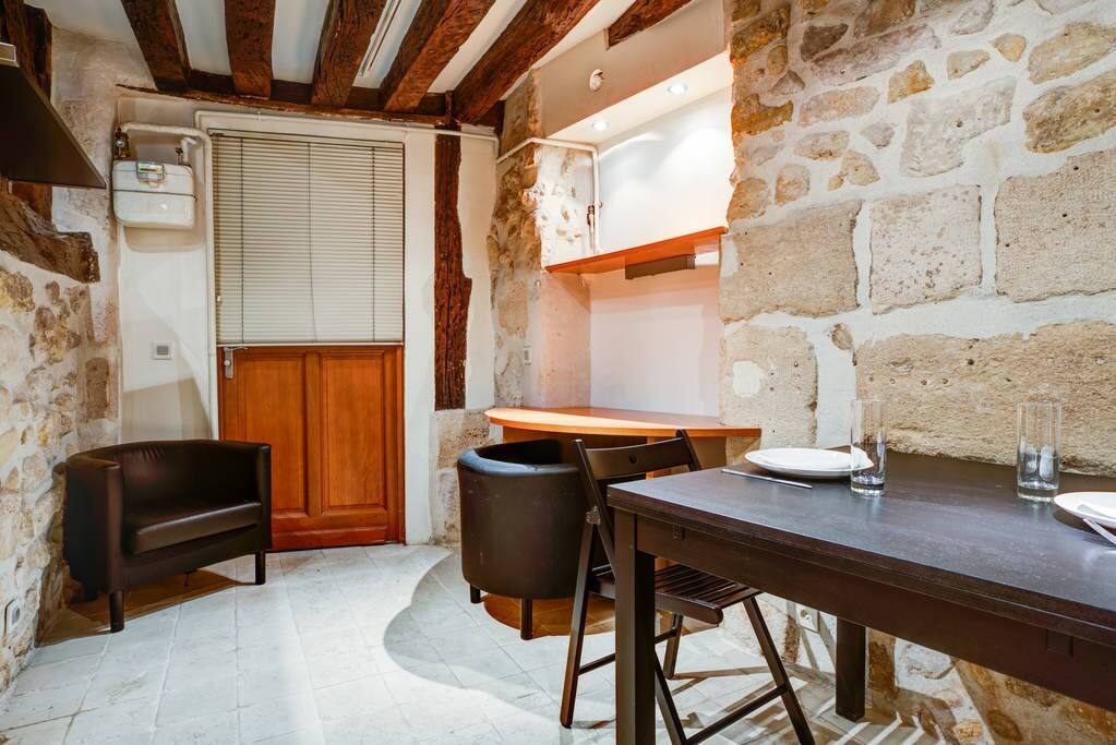 Amélie - Authentic 2BR Saint-André des Arts Historic Courtyard