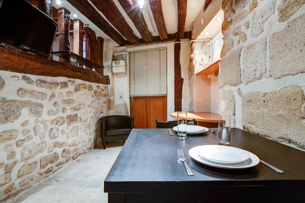 Amélie - Authentic 2BR Saint-André des Arts Historic Courtyard