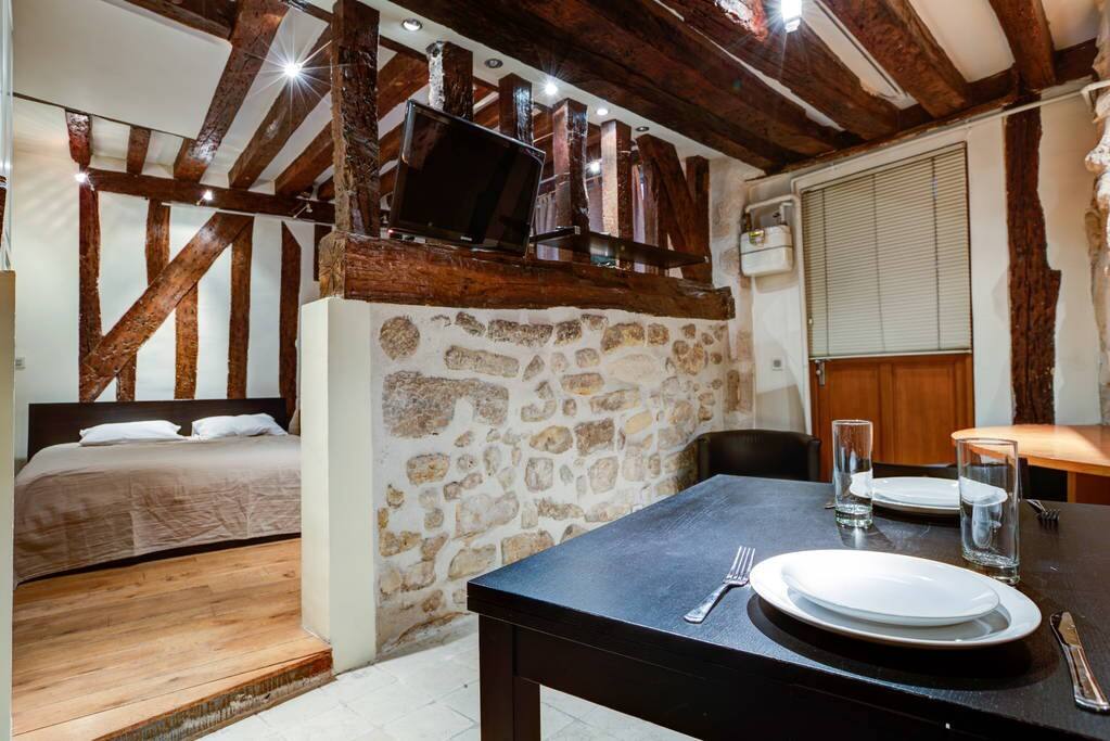 Amélie - Authentic 2BR Saint-André des Arts Historic Courtyard