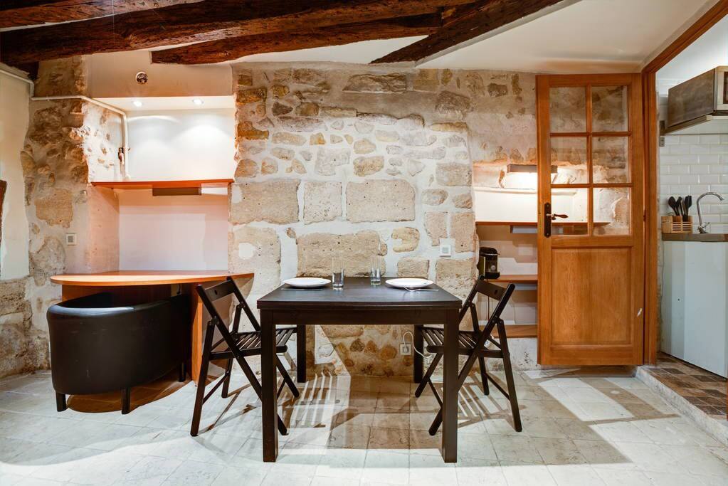 Amélie - Authentic 2BR Saint-André des Arts Historic Courtyard