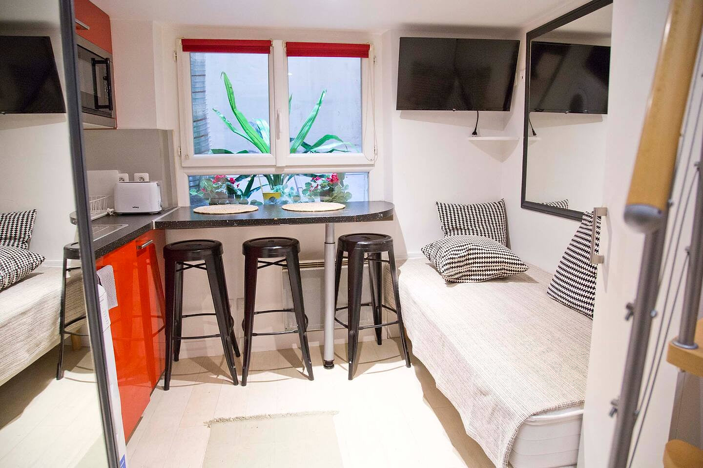 Tiny Studio St Germain in the heath Paris