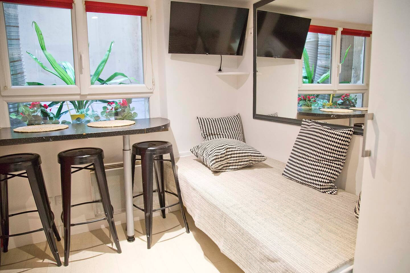 Tiny Studio St Germain in the heath Paris