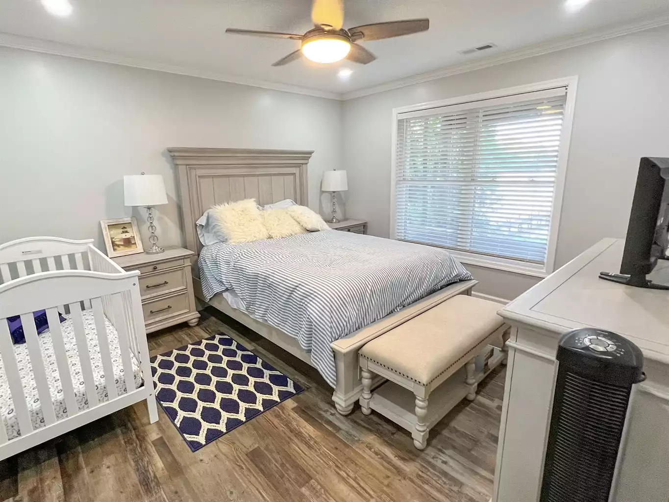 Queen Bed and Crib. Wake up to a view of the water. Queen Bed and Crib. Wake up to a view of the water. - Waterside - Heathsville