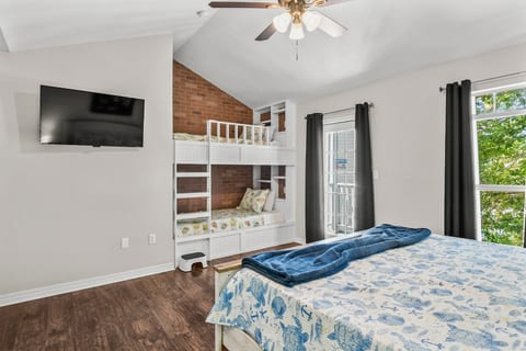 3Bed/3Bath (85B) Townhouse Close to Beach image 2
