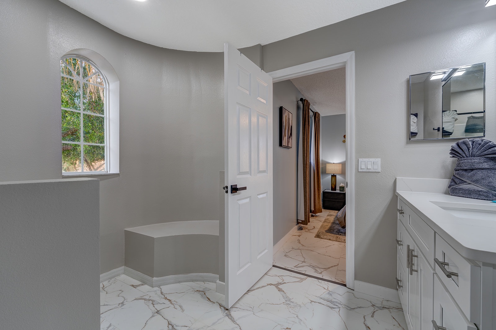 front-upstairs-master/