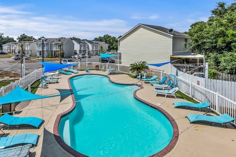 3Bed/3Bath Townhome (11), 1 block from the beach image 3