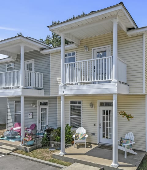 3Bed/3Bath Townhome (11), 1 block from the beach image 4