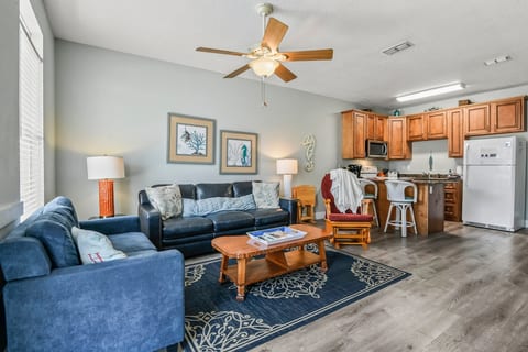 3Bed/3Bath Townhome (11), 1 block from the beach image 2