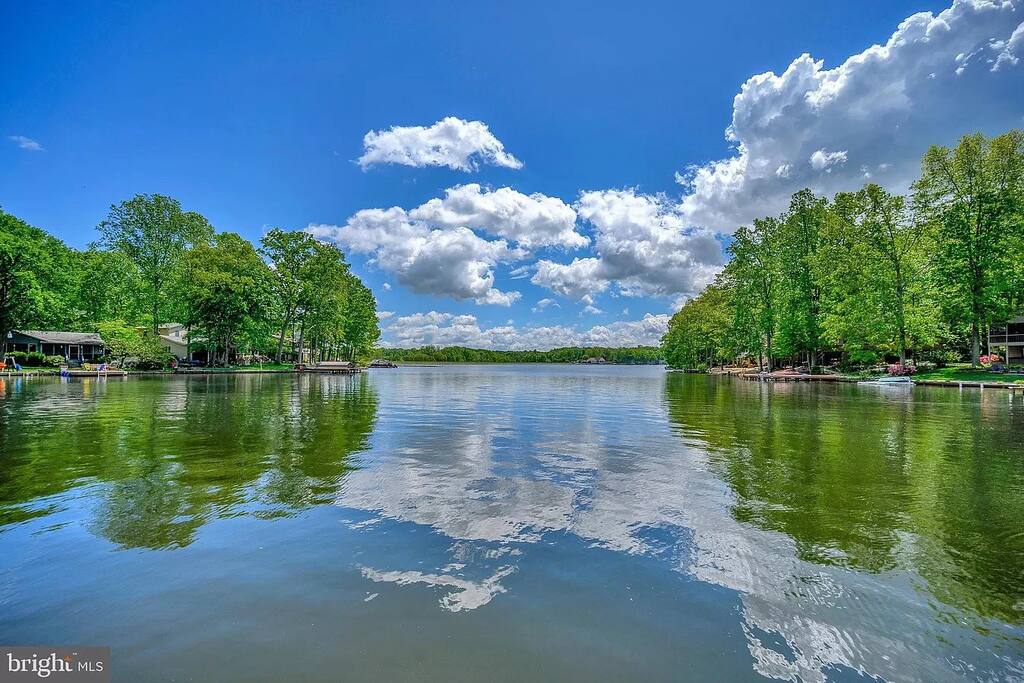 lakeview-hideaway.-large-lakefront-home./