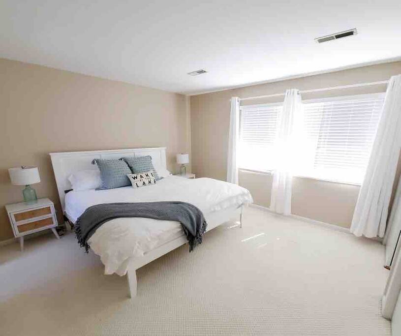 lakeview-hideaway.-large-lakefront-home./