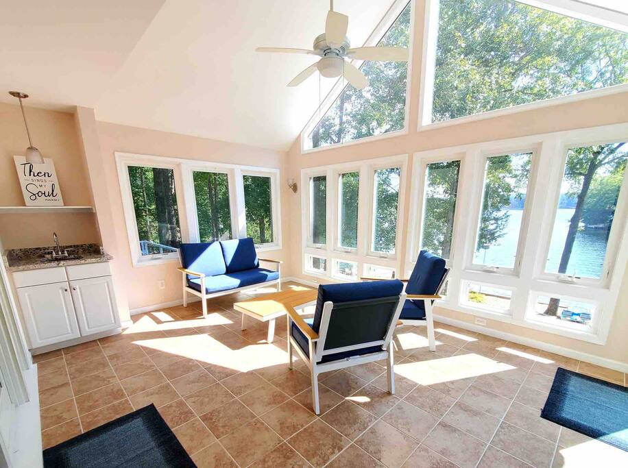 lakeview-hideaway.-large-lakefront-home./