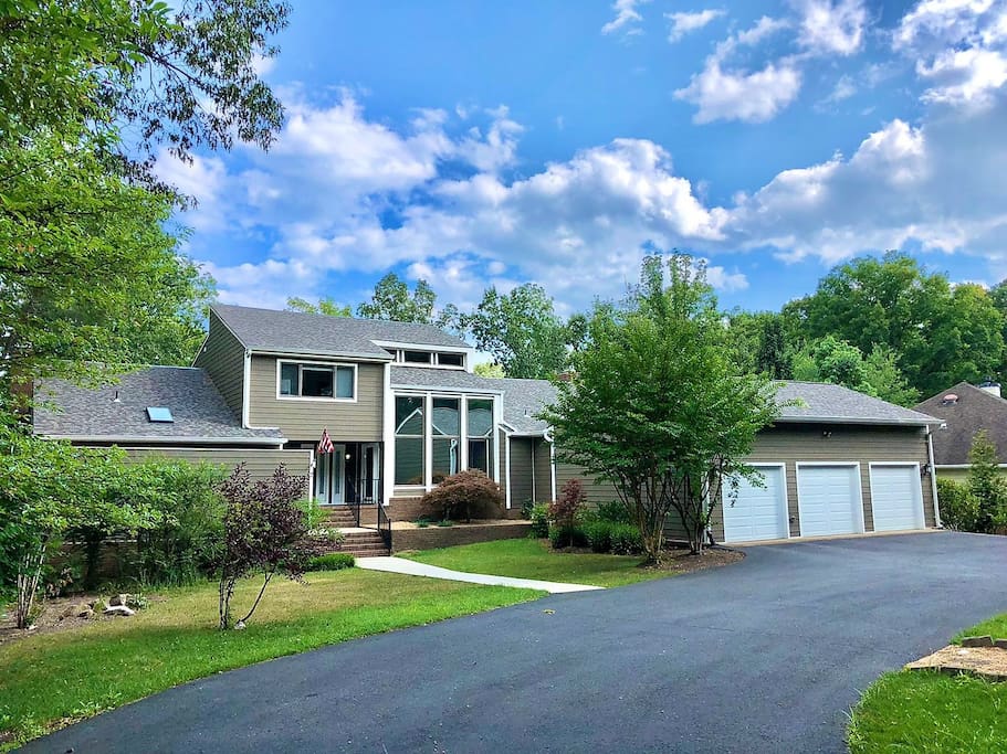 lakeview-hideaway.-large-lakefront-home./