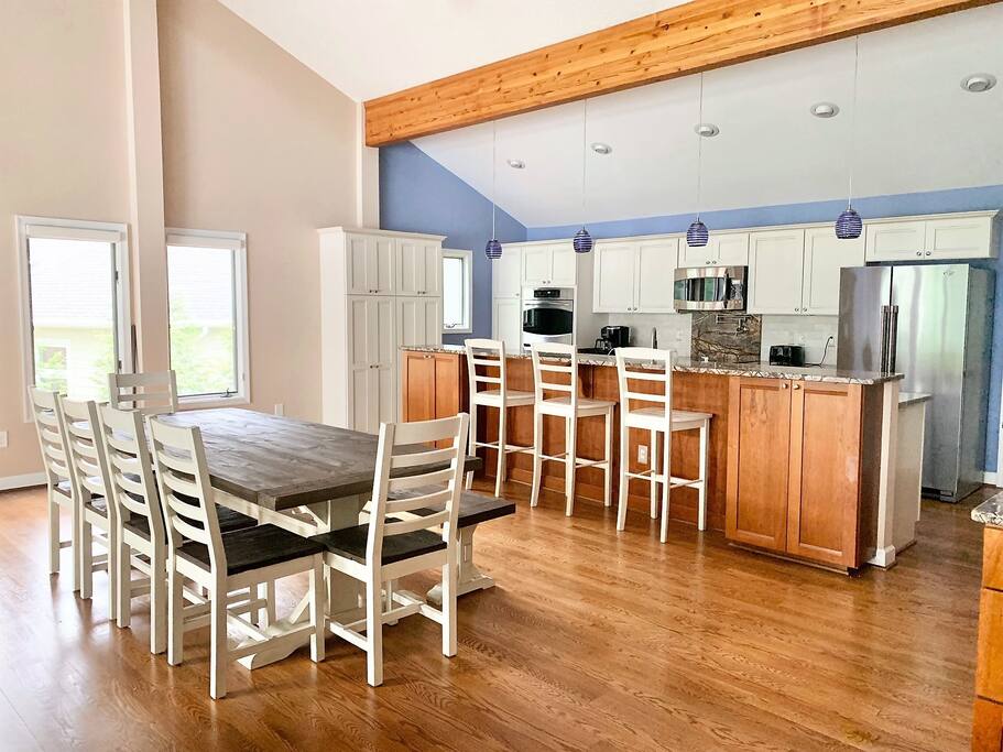 lakeview-hideaway.-large-lakefront-home./