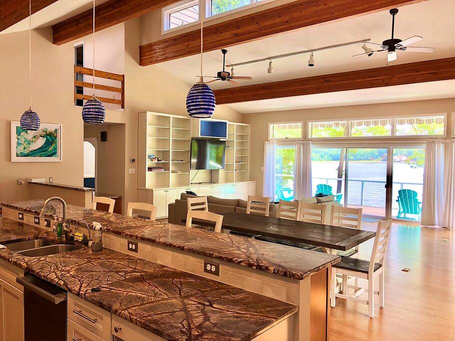 lakeview-hideaway.-large-lakefront-home./