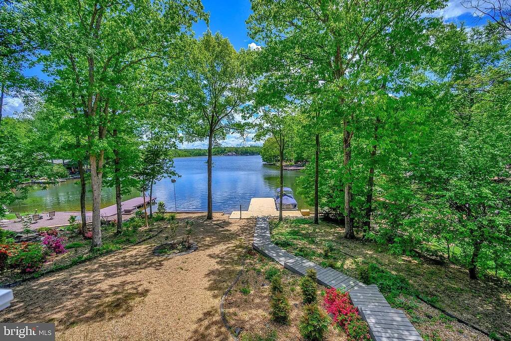 lakeview-hideaway.-large-lakefront-home./