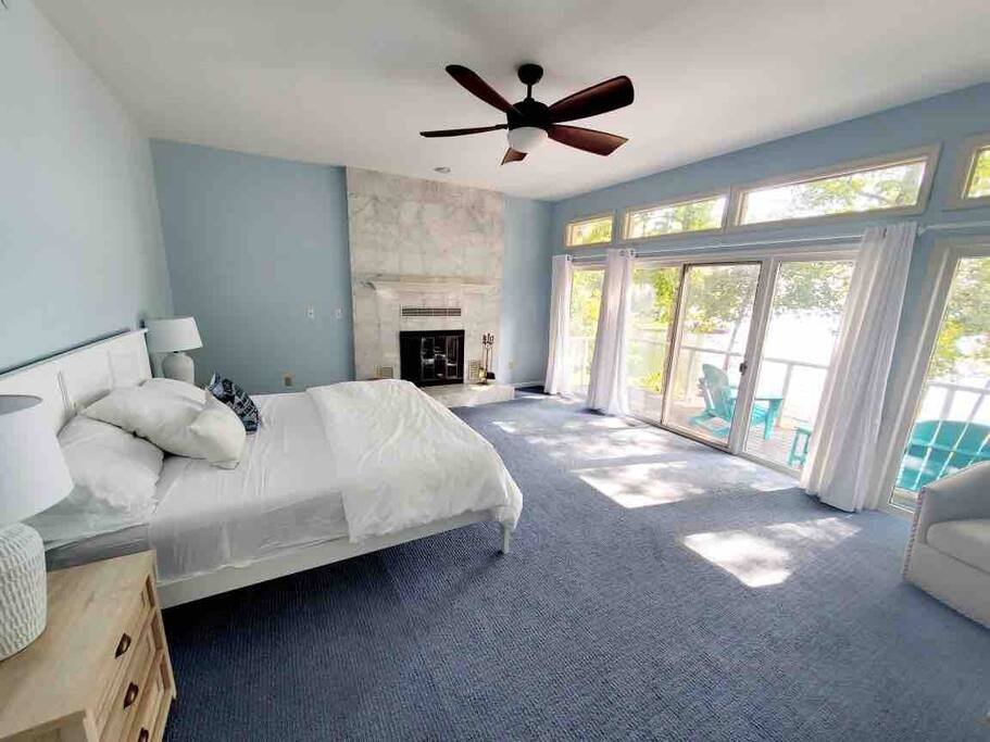 lakeview-hideaway.-large-lakefront-home./