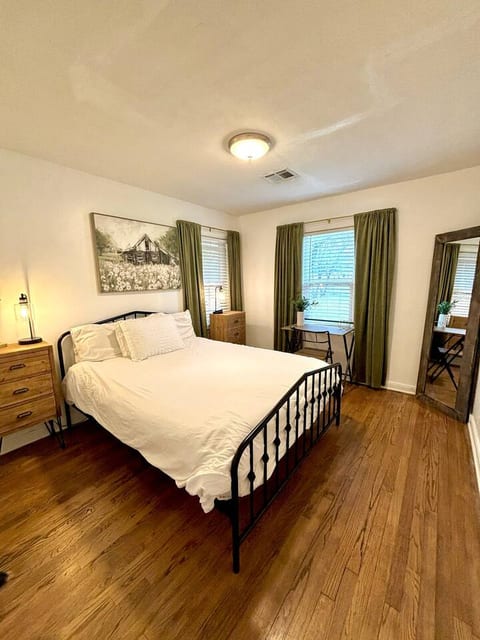 Lil' Heaven on Dakota: Charming Dog Friendly Home