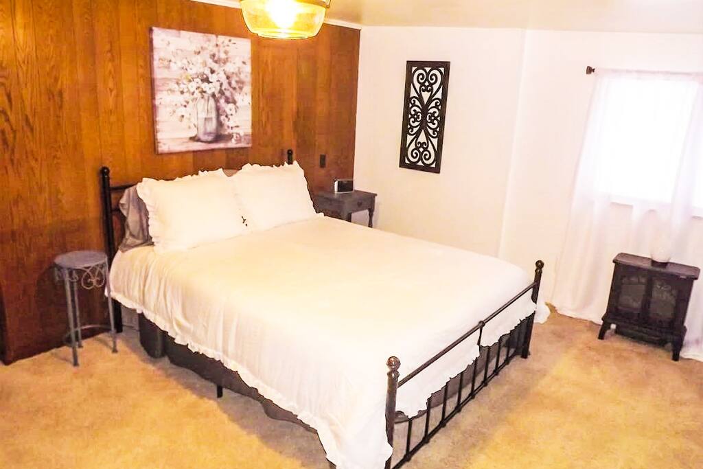 tranquil-hickory-hill-cottage-getaway-with-hot-tub/