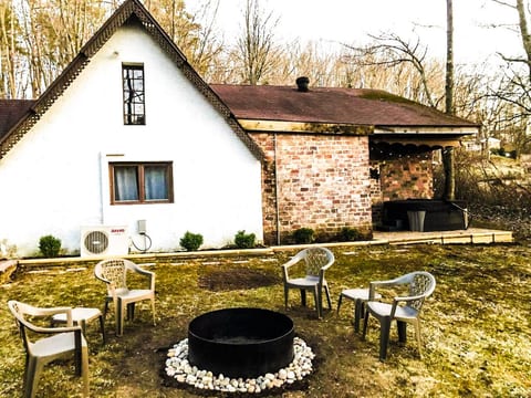 Tranquil Hickory Hill Cottage Getaway with Hot Tub