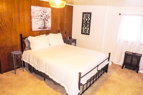 Tranquil Hickory Hill Cottage Getaway with Hot Tub