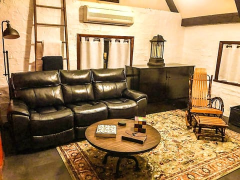 Tranquil Hickory Hill Cottage Getaway with Hot Tub