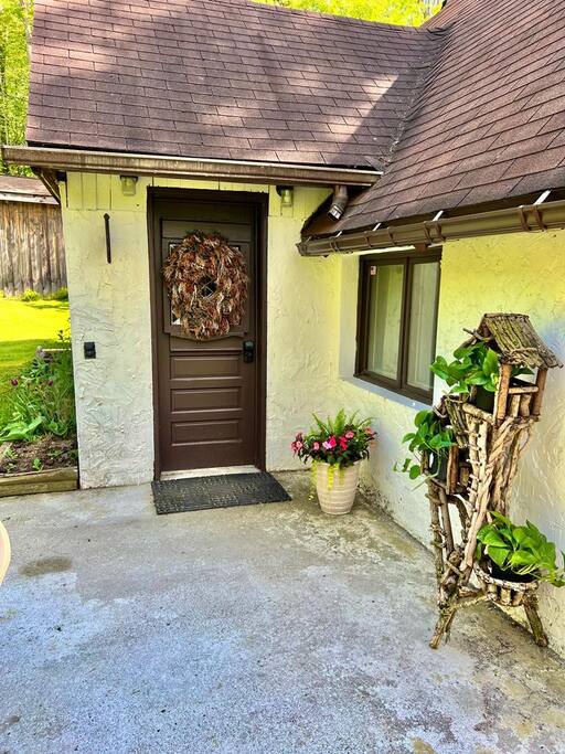 tranquil-hickory-hill-cottage-getaway-with-hot-tub/