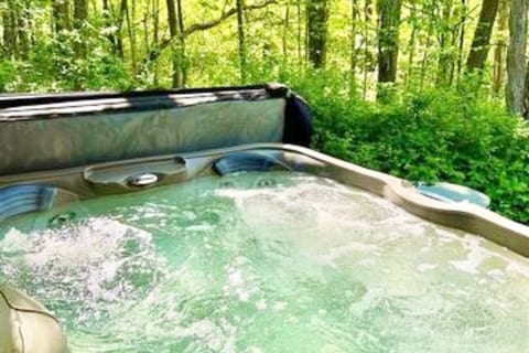 Tranquil Hickory Hill Cottage Getaway with Hot Tub