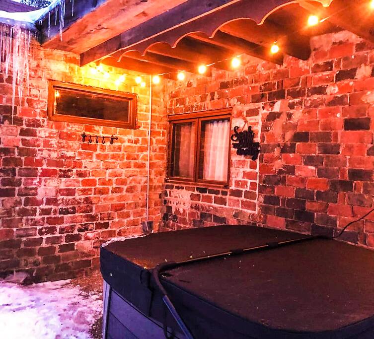 tranquil-hickory-hill-cottage-getaway-with-hot-tub/