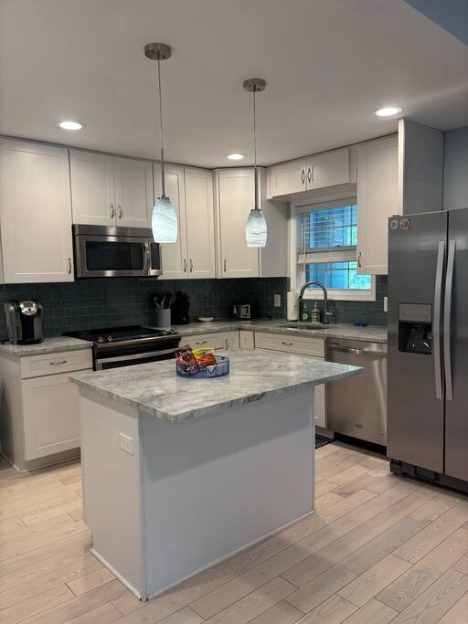 paradise-found:-lakefront-home-in-locust-grove/