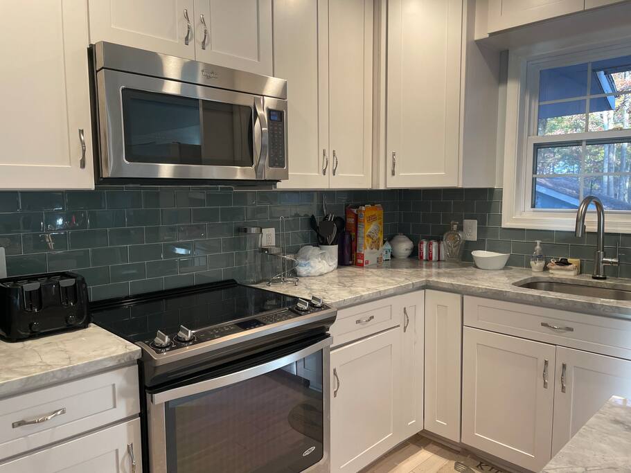 paradise-found:-lakefront-home-in-locust-grove/