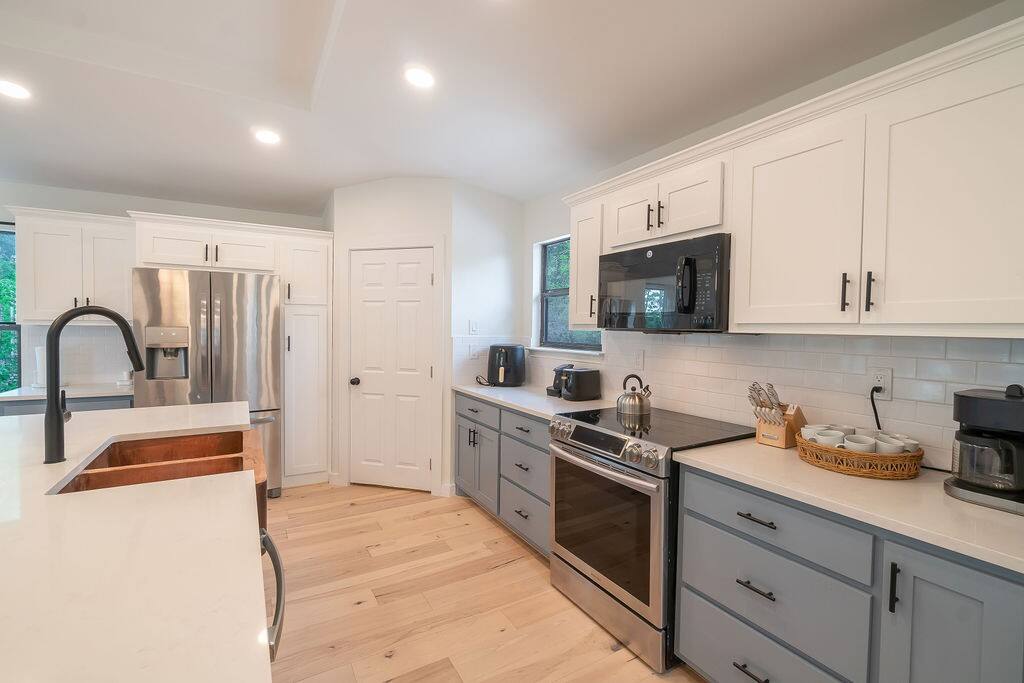 sleeps-14-*-pool-table-*-3-king-beds-*-hot-tub/